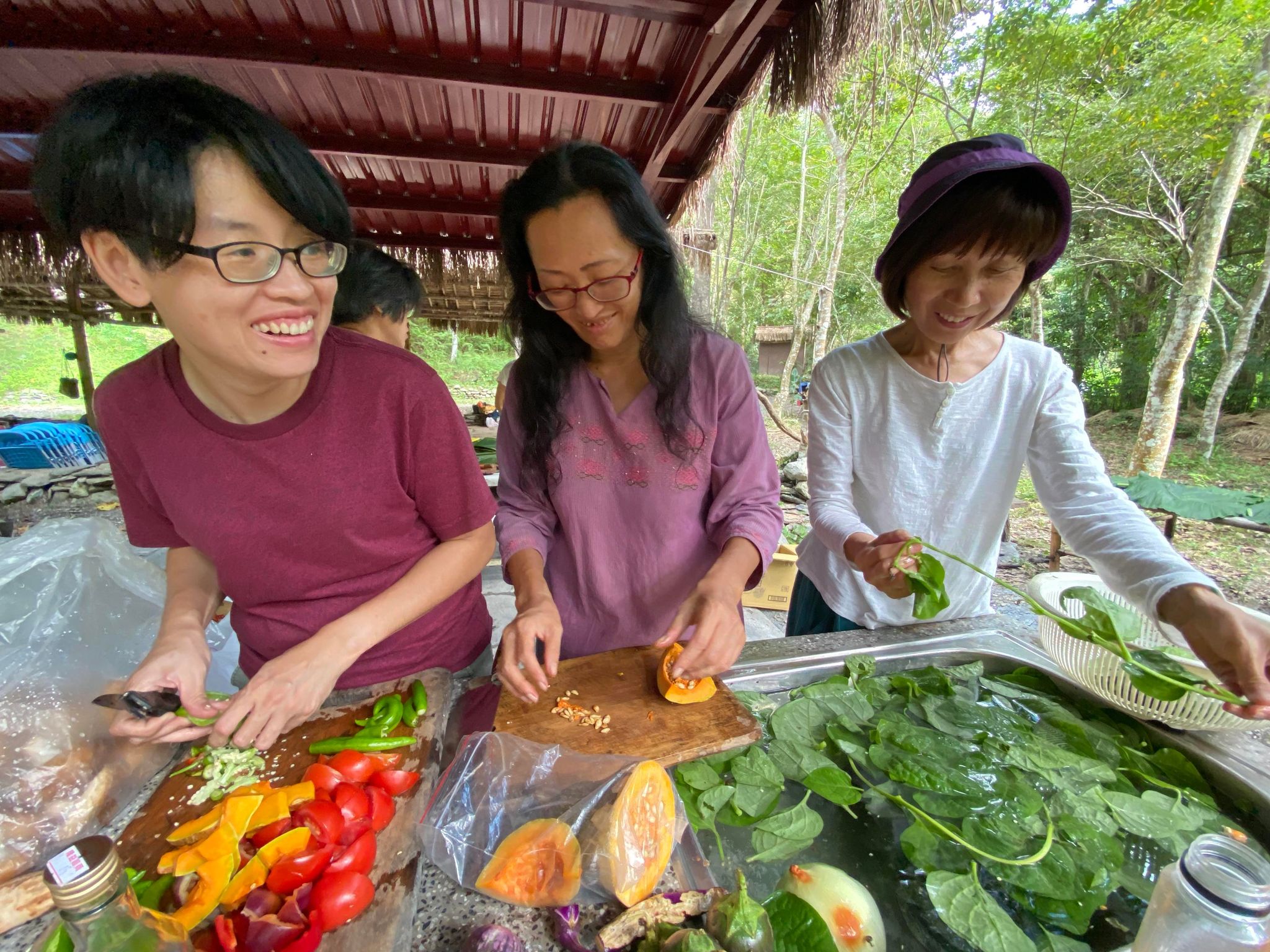 準備的食材是每個人帶一點的清冰箱料理和旅人的基地採收。