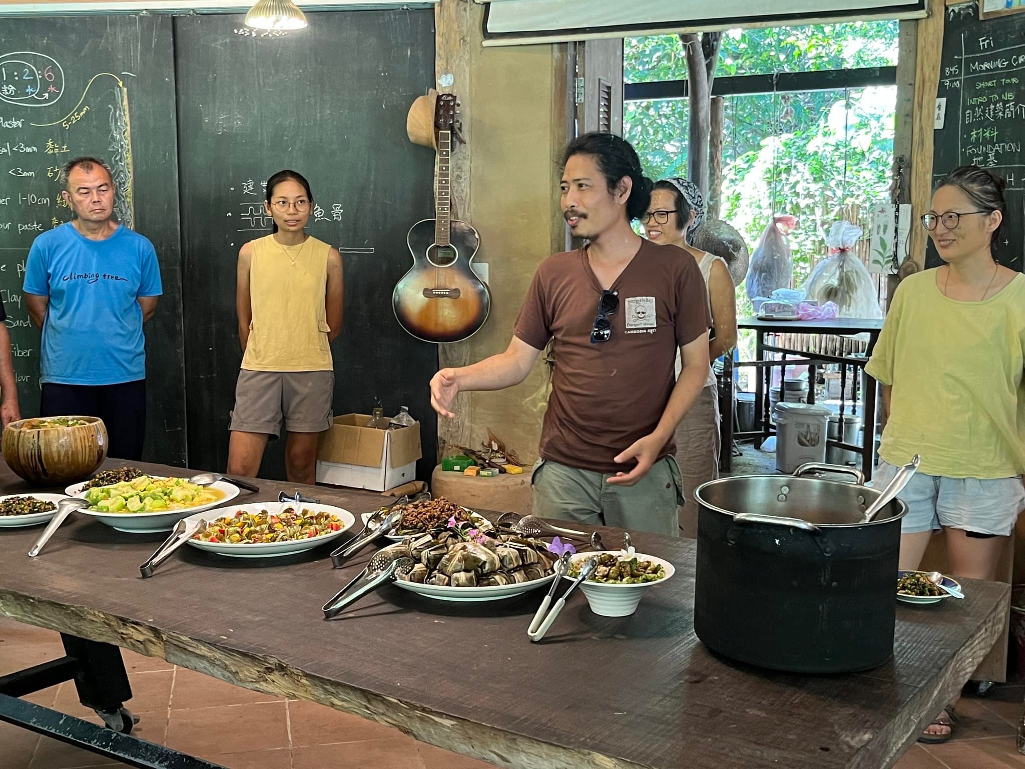 來當廚房幫手的同學家屬，也熱心出了一道柬埔寨風味的菜，感動